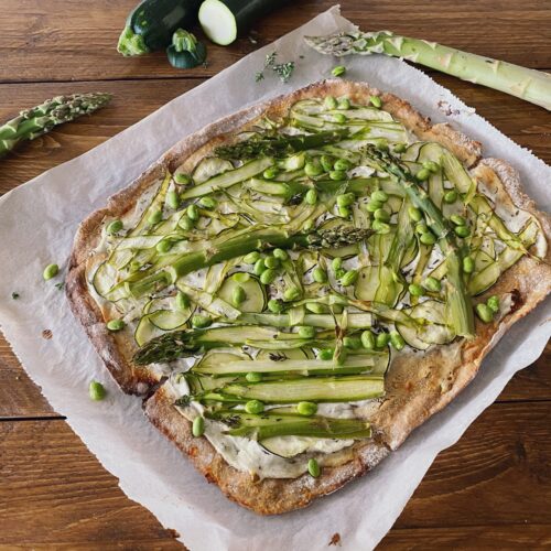 Spargel-Edamame-Flammkuchen