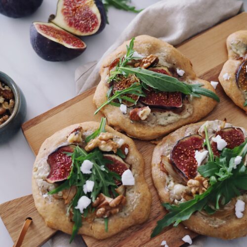 URKORN-PIZZA MIT FEIGEN UND BALSAMICO-ZWIEBELN