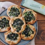 Mini-Urkorn-Galettes mit Spinat und Erbsen