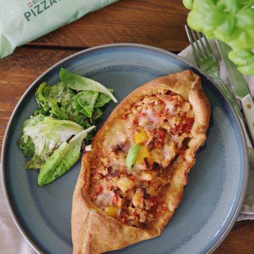 Vegetarische Pide mit Tomaten & Veggie-Hack